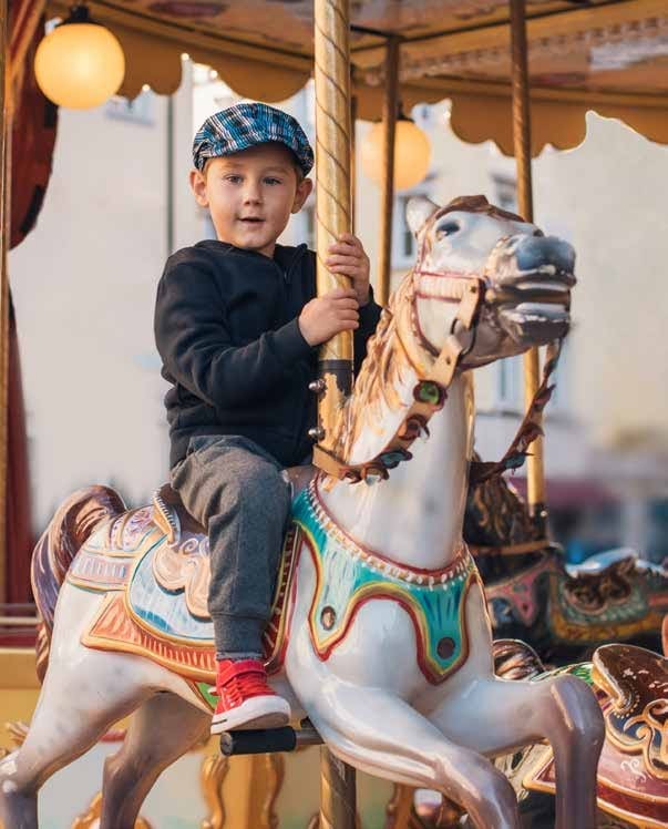 Kids play areas in the courtyard amenity image