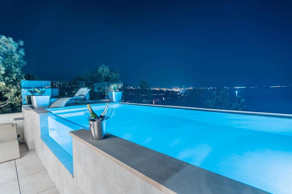 Rooftop Swimming Pool amenity image