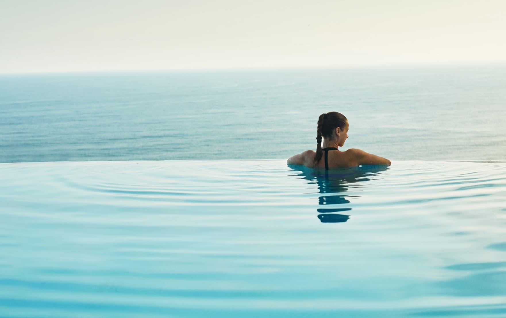 Infinity pool overlooking the Arabian Sea amenity image