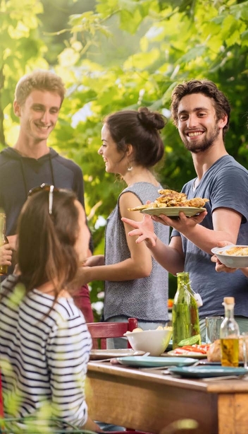 Outdoor eating & BBQ amenity image