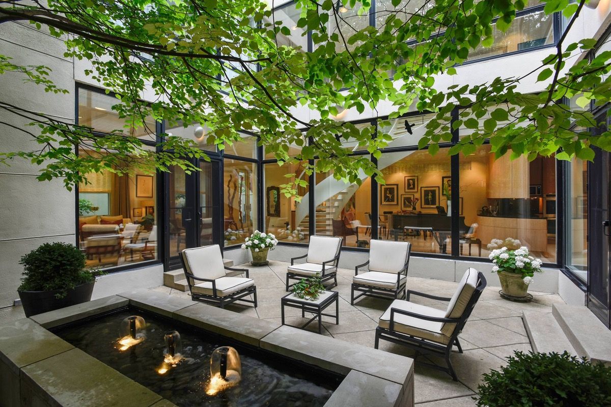 Outdoor courtyard amenity image
