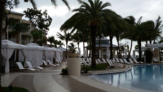Lounges & Cabanas amenity image