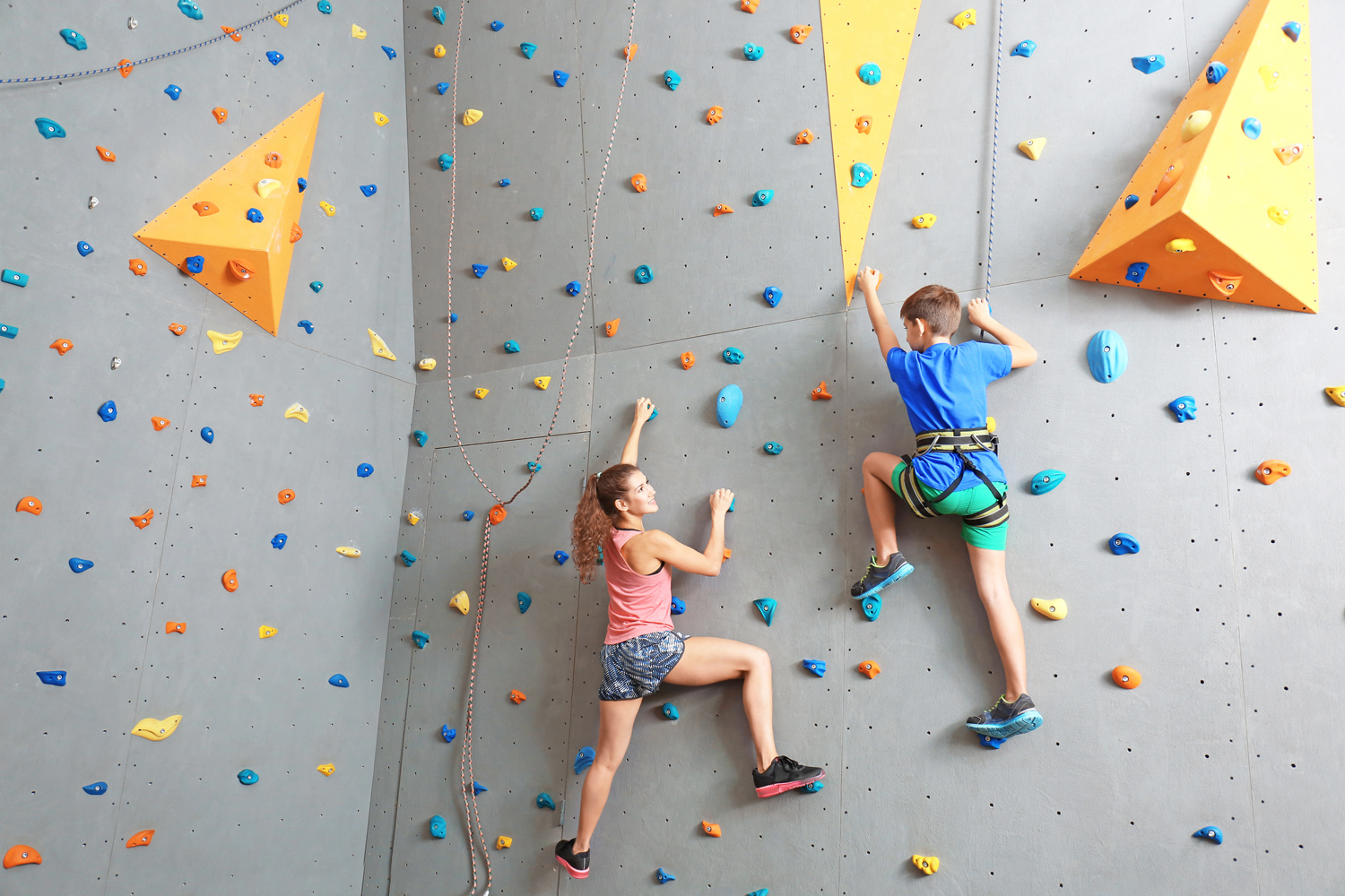 KIDS’ AND ADULT CLIMBING WALL amenity image