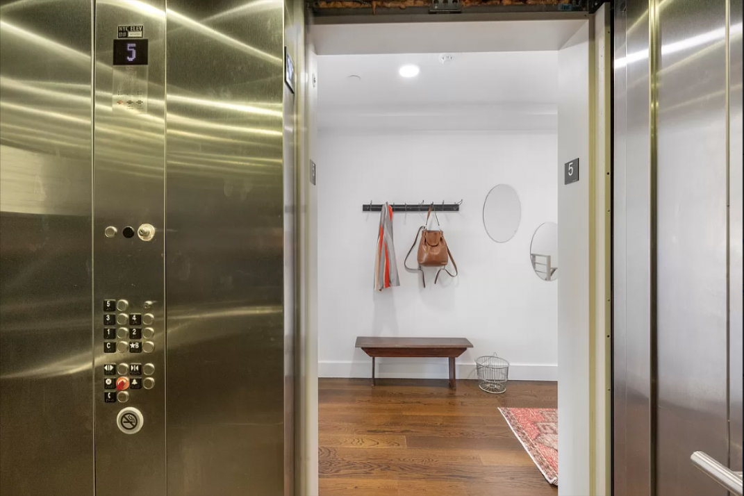 Service elevator with dedicated service entrance amenity image