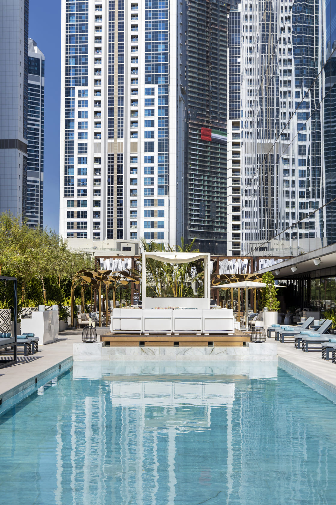 Outdoor swimming pool amenity image